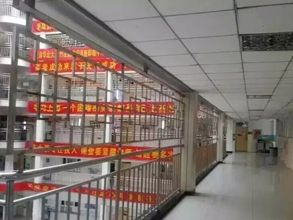 Dựng rào sắt ngăn học sinh tự tử ảnh 1 Dựng rào sắt ngăn học sinh tự tử ảnh 1