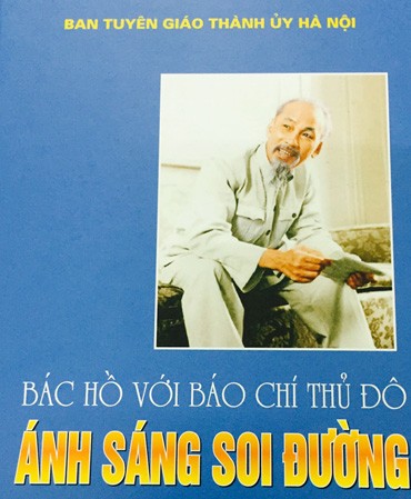 Xuất bản cuốn sách “Bác Hồ với báo chí Thủ đô - Ánh sáng soi đường” ảnh 1 Xuất bản cuốn sách “Bác Hồ với báo chí Thủ đô - Ánh sáng soi đường” ảnh 1