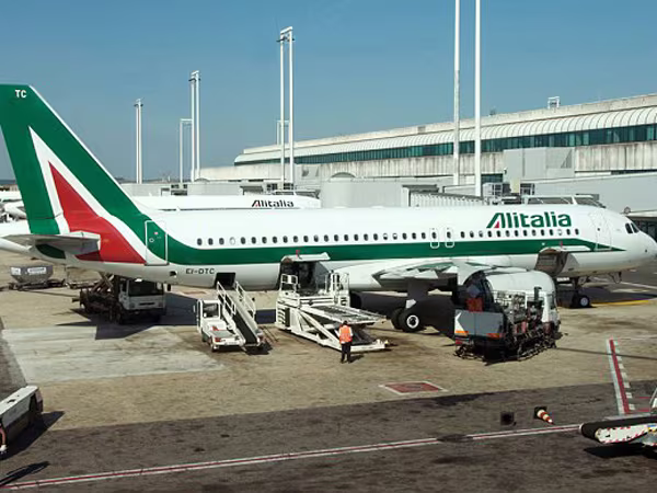 Trốn lệnh trục xuất, phá cửa máy bay để tẩu thoát ảnh 1