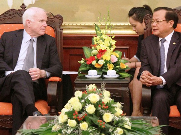 Bí thư Thành ủy Phạm Quang Nghị tiếp Thượng nghị sĩ John McCain ảnh 1 Bí thư Thành ủy Phạm Quang Nghị tiếp Thượng nghị sĩ John McCain ảnh 1