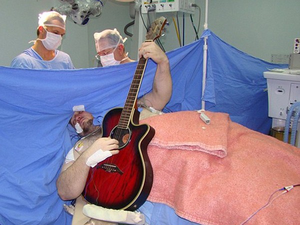 Vừa cắt u não vừa chơi đàn guitar ảnh 1 Vừa cắt u não vừa chơi đàn guitar ảnh 1