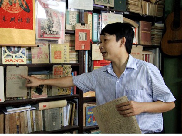 Người mê sưu tầm báo chí cổ ảnh 1 Người mê sưu tầm báo chí cổ ảnh 1