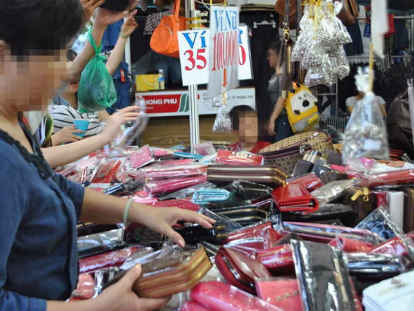Hàng giả, hàng nhái: Nhiều biện pháp hữu hiệu, mới mong triệt tận gốc ảnh 2 Hàng giả, hàng nhái: Nhiều biện pháp hữu hiệu, mới mong triệt tận gốc ảnh 2