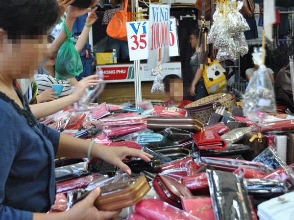 Hàng giả, hàng nhái: Nhiều biện pháp hữu hiệu, mới mong triệt tận gốc ảnh 2 Hàng giả, hàng nhái: Nhiều biện pháp hữu hiệu, mới mong triệt tận gốc ảnh 2