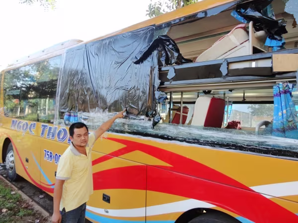 “Ném đá xe khách là giết người!” ảnh 1 “Ném đá xe khách là giết người!” ảnh 1