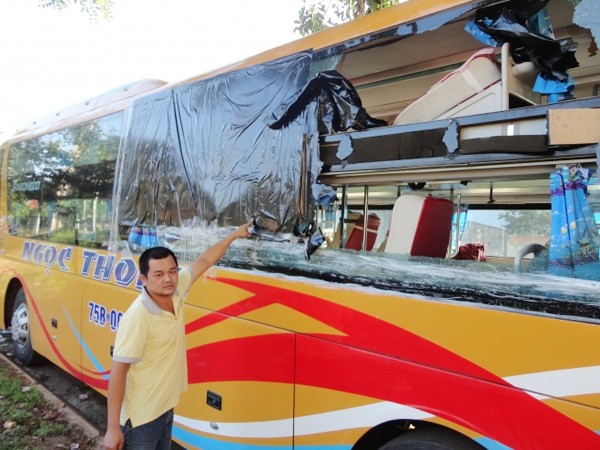 “Ném đá xe khách là giết người!” ảnh 1 “Ném đá xe khách là giết người!” ảnh 1
