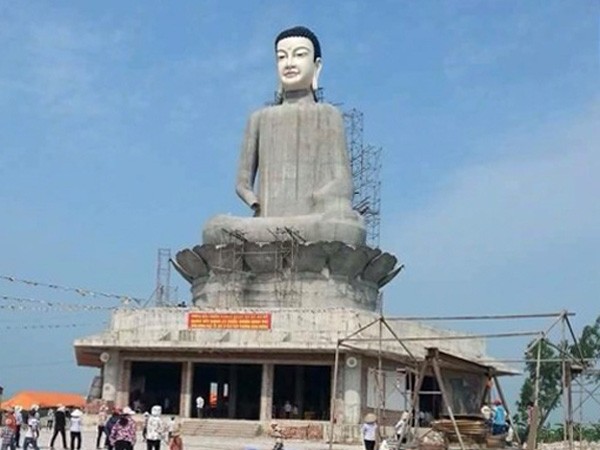 Nhiều người hiếu kỳ kéo đến xem tượng Phật xây dở dang bất ngờ đổ sập ảnh 1 Nhiều người hiếu kỳ kéo đến xem tượng Phật xây dở dang bất ngờ đổ sập ảnh 1
