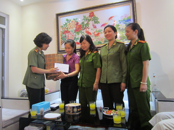 Thăm hỏi nữ CBCS mắc bệnh hiểm nghèo ảnh 1 Thăm hỏi nữ CBCS mắc bệnh hiểm nghèo ảnh 1