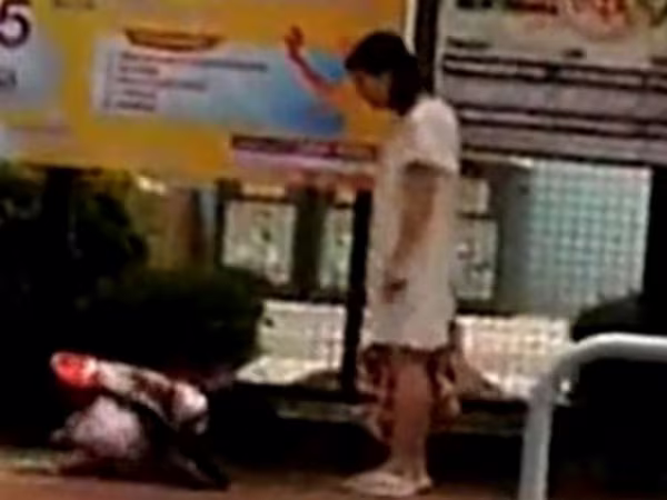 Quỳ lạy "mẹ hổ" giữa phố ảnh 1 Quỳ lạy "mẹ hổ" giữa phố ảnh 1
