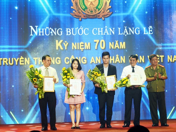 Chương trình giao lưu nghệ thuật "Những bước chân lặng lẽ" do CATP Hà nội tổ chức: Lắng đọng và dung dị! ảnh 6 Chương trình giao lưu nghệ thuật "Những bước chân lặng lẽ" do CATP Hà nội tổ chức: Lắng đọng và dung dị! ảnh 6