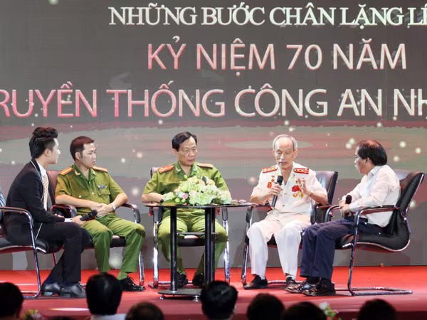 Chương trình giao lưu nghệ thuật "Những bước chân lặng lẽ" do CATP Hà nội tổ chức: Lắng đọng và dung dị! ảnh 1 Chương trình giao lưu nghệ thuật "Những bước chân lặng lẽ" do CATP Hà nội tổ chức: Lắng đọng và dung dị! ảnh 1