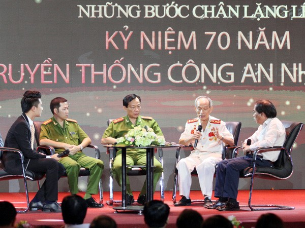 Chương trình giao lưu nghệ thuật "Những bước chân lặng lẽ" do CATP Hà nội tổ chức: Lắng đọng và dung dị! ảnh 1 Chương trình giao lưu nghệ thuật "Những bước chân lặng lẽ" do CATP Hà nội tổ chức: Lắng đọng và dung dị! ảnh 1