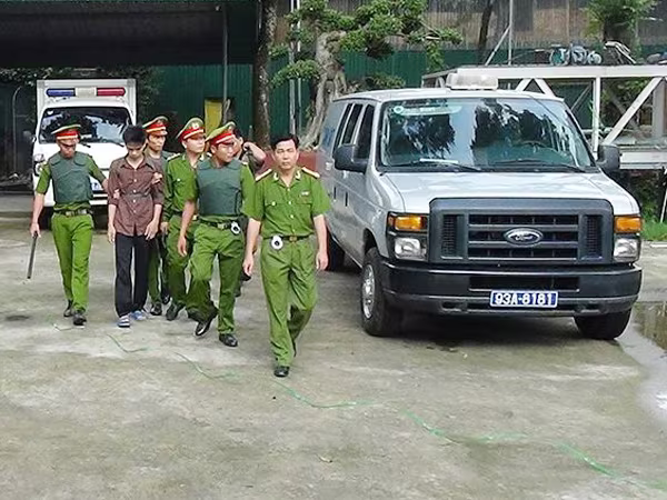 Hai hung thủ mặt lạnh tanh diễn lại tội ác sát hại dã man 6 người ở Bình Phước ảnh 1 Hai hung thủ mặt lạnh tanh diễn lại tội ác sát hại dã man 6 người ở Bình Phước ảnh 1