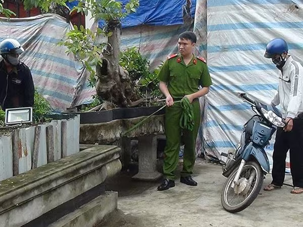 Hai hung thủ mặt lạnh tanh diễn lại tội ác sát hại dã man 6 người ở Bình Phước ảnh 2 Hai hung thủ mặt lạnh tanh diễn lại tội ác sát hại dã man 6 người ở Bình Phước ảnh 2