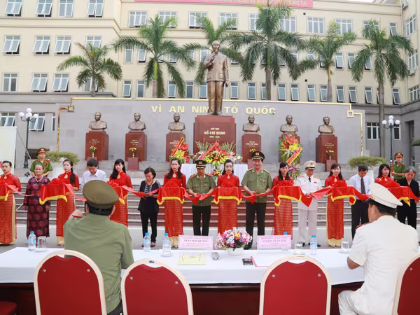 Khánh thành tượng đài Chủ tịch Hồ Chí Minh và 6 đồng chí Bộ trưởng Bộ Công an các thời kỳ ảnh 1 Khánh thành tượng đài Chủ tịch Hồ Chí Minh và 6 đồng chí Bộ trưởng Bộ Công an các thời kỳ ảnh 1