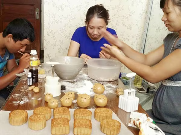 Bánh Trung thu tự làm: Đảm bảo vệ sinh, gắn kết tình thân ảnh 1 Bánh Trung thu tự làm: Đảm bảo vệ sinh, gắn kết tình thân ảnh 1