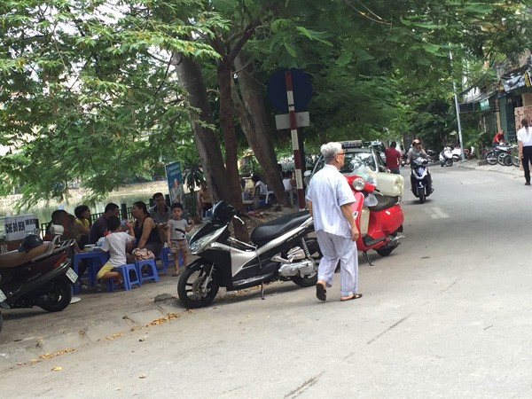 Nước hồ Đầm Tròn ngày càng bốc mùi nặng ảnh 2 Nước hồ Đầm Tròn ngày càng bốc mùi nặng ảnh 2