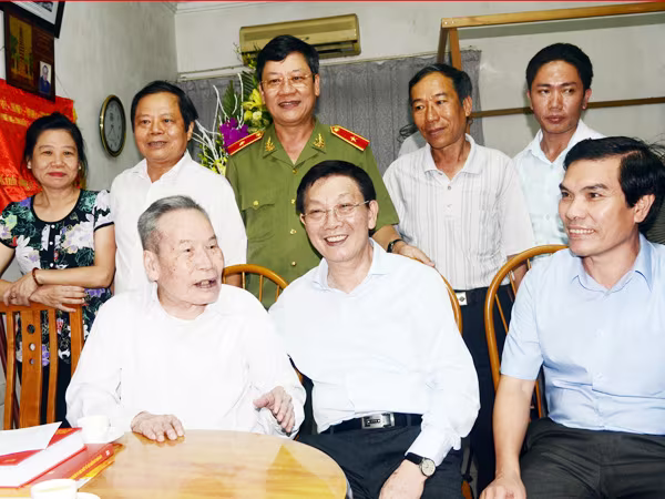 Chủ tịch UBND TP Hà Nội thăm hỏi cán bộ lão thành cách mạng ảnh 1