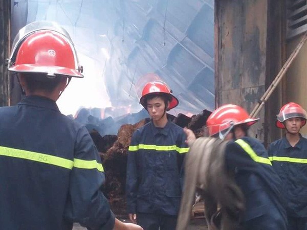 Cháy lớn tại khu công nghiệp Tiên Sơn, Bắc Ninh ảnh 2 Cháy lớn tại khu công nghiệp Tiên Sơn, Bắc Ninh ảnh 2