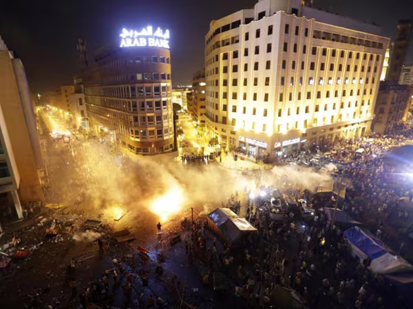 Rác thải giữa nắng nóng châm ngòi bạo động ảnh 1 Rác thải giữa nắng nóng châm ngòi bạo động ảnh 1