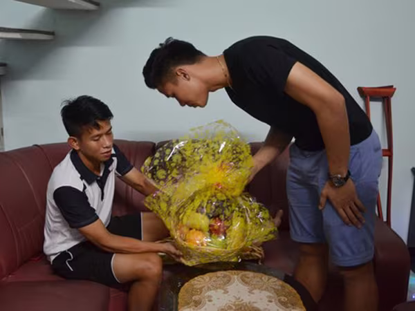 Sau cú đạp thô bạo, hậu vệ Ngọc Hải đến tận nhà Anh Khoa thăm hỏi và xin lỗi ảnh 1 Sau cú đạp thô bạo, hậu vệ Ngọc Hải đến tận nhà Anh Khoa thăm hỏi và xin lỗi ảnh 1