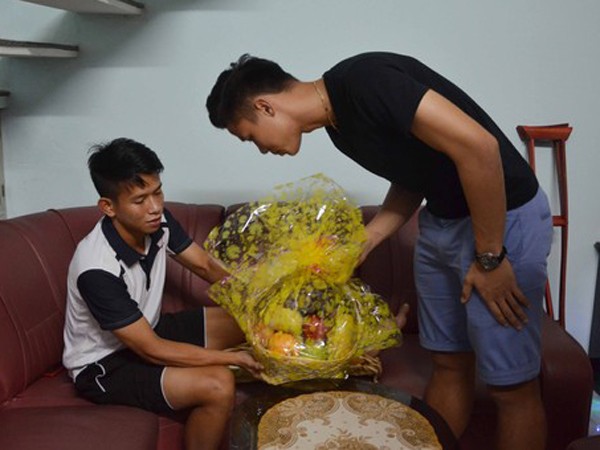 Sau cú đạp thô bạo, hậu vệ Ngọc Hải đến tận nhà Anh Khoa thăm hỏi và xin lỗi ảnh 1 Sau cú đạp thô bạo, hậu vệ Ngọc Hải đến tận nhà Anh Khoa thăm hỏi và xin lỗi ảnh 1