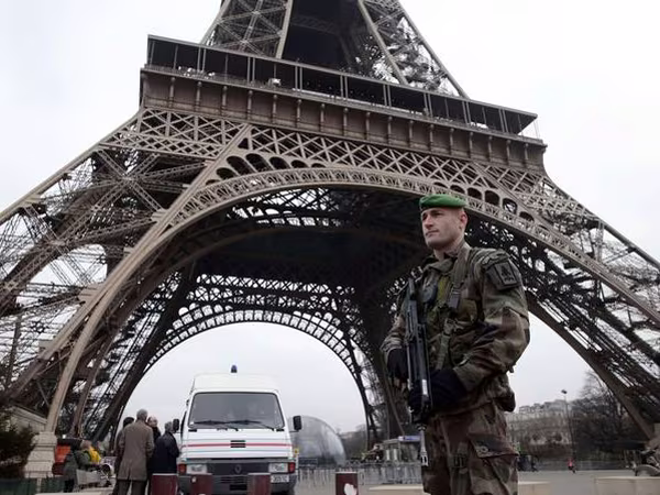 Tháp Eiffel đóng cửa vì tình nghi có kẻ đột nhập ảnh 1 Tháp Eiffel đóng cửa vì tình nghi có kẻ đột nhập ảnh 1
