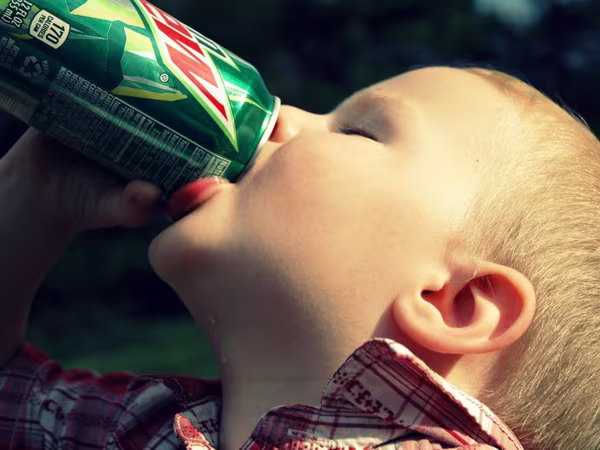 Nước tăng lực dẫn đến tổn thương não ảnh 1