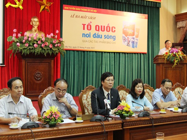 Cuốn sách "Tổ quốc nơi đầu sóng": Sức nặng của ngòi bút hòa cùng tiếng nói con tim ảnh 1 Cuốn sách "Tổ quốc nơi đầu sóng": Sức nặng của ngòi bút hòa cùng tiếng nói con tim ảnh 1