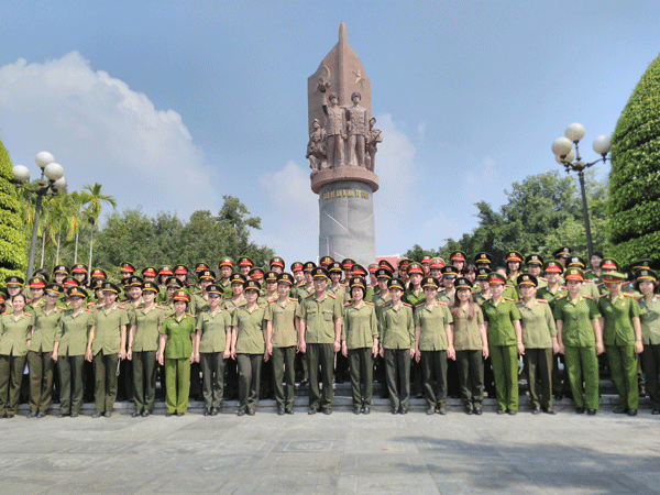 Phụ nữ CATP Hà Nội báo công ở Di tích Nha Công an Trung ương ảnh 1 Phụ nữ CATP Hà Nội báo công ở Di tích Nha Công an Trung ương ảnh 1