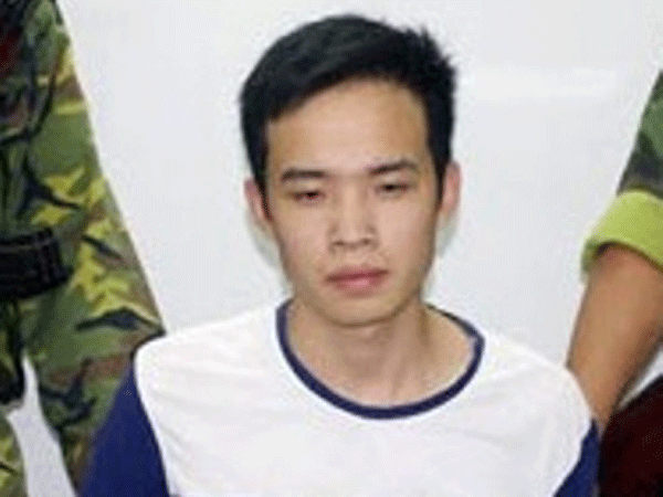 Ôm súng quân dụng định vượt biên trái phép ảnh 1