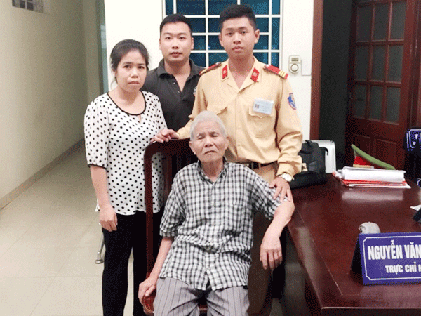 Cụ ông 80 tuổi bị lạc được CSGT giúp đỡ  ảnh 1