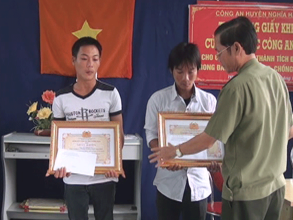 Khen thưởng 2 thanh niên dũng cảm bắt kẻ trộm chó ảnh 1