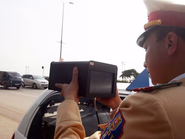 Mua thiết bị đối phó với bắn tốc độ: Lái xe dễ chủ quan, gây nguy hiểm cho người khác ảnh 1