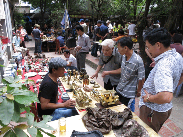 Tìm lại ký ức ở phiên chợ đồ xưa giữa lòng Hà Nội ảnh 1 Tìm lại ký ức ở phiên chợ đồ xưa giữa lòng Hà Nội ảnh 1