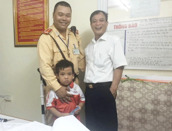 Cháu bé bị lạc đường, CSGT nhanh chóng tìm người thân đến đón ảnh 1