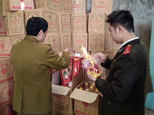 Hà Nội: Phát hiện lò sản xuất hàng vạn chai rượu giá rẻ ảnh 1 Hà Nội: Phát hiện lò sản xuất hàng vạn chai rượu giá rẻ ảnh 1