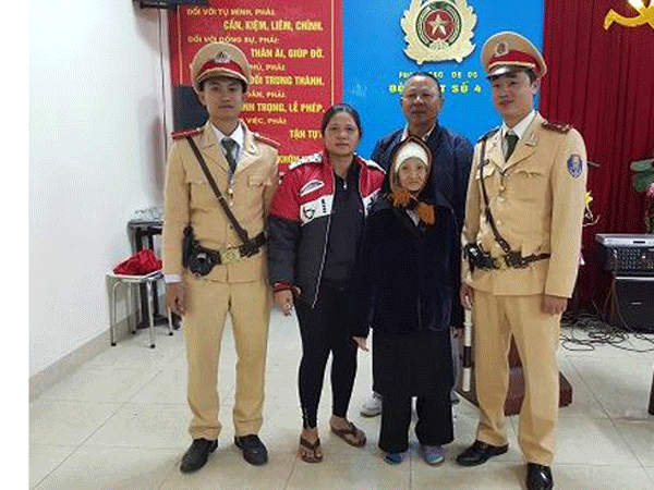 CSGT giúp đỡ cụ bà bị lạc ảnh 1 CSGT giúp đỡ cụ bà bị lạc ảnh 1