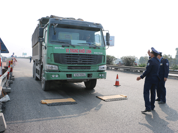 Khó dẹp 100% xe quá tải  ảnh 1 Khó dẹp 100% xe quá tải  ảnh 1