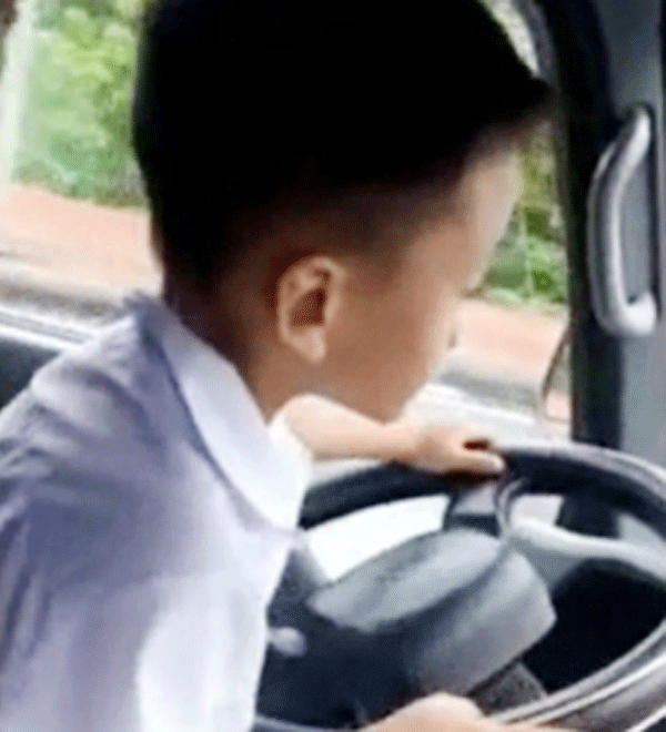 Hiểm họa khi cho trẻ ngồi cùng ghế lái ô tô ảnh 2 Hiểm họa khi cho trẻ ngồi cùng ghế lái ô tô ảnh 2
