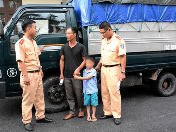 Hiểm họa khi cho trẻ ngồi cùng ghế lái ô tô   ảnh 3