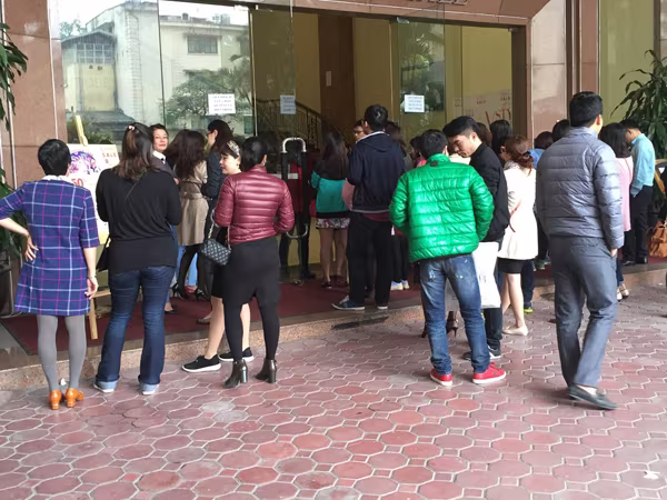 Toát mồ hôi mua hàng hiệu giảm giá ảnh 1