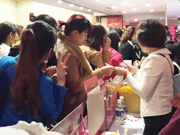 Toát mồ hôi mua hàng hiệu giảm giá ảnh 2 Toát mồ hôi mua hàng hiệu giảm giá ảnh 2