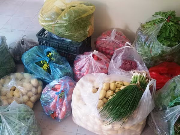 Vụ tuồn thực phẩm không rõ nguồn gốc vào trường học: Coi thường sức khỏe học sinh ảnh 1 Vụ tuồn thực phẩm không rõ nguồn gốc vào trường học: Coi thường sức khỏe học sinh ảnh 1
