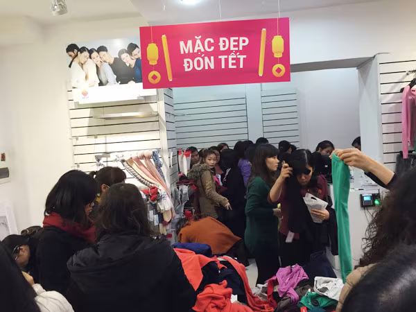 Đổ xô mua hàng thời trang giảm giá cuối năm ảnh 1 Đổ xô mua hàng thời trang giảm giá cuối năm ảnh 1