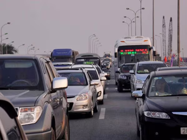 Bến xe người chật như nêm ảnh 1