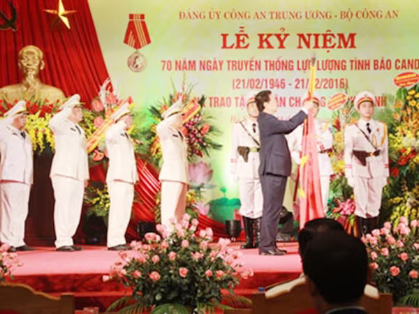 Thủ tướng trao phần thưởng cao quý cho lực lượng Tình báo CAND ảnh 1 Thủ tướng trao phần thưởng cao quý cho lực lượng Tình báo CAND ảnh 1