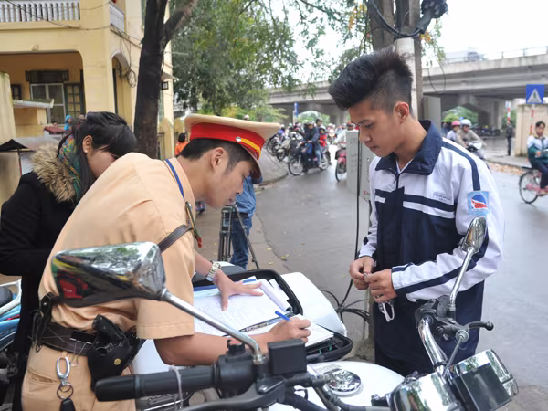 Phụ huynh vẫn xem nhẹ đội mũ bảo hiểm cho con ảnh 1 Phụ huynh vẫn xem nhẹ đội mũ bảo hiểm cho con ảnh 1