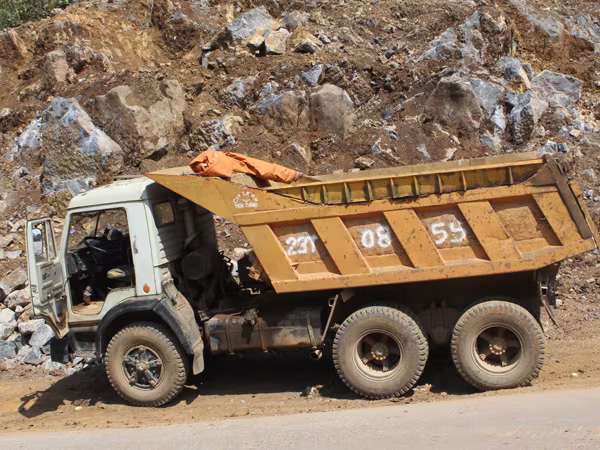 Xe hết "đát" ở Việt Nam tìm cách né sang Lào ảnh 1