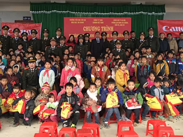 Hoạt động nghĩa tình của đoàn công tác Công an Hà Nội ảnh 1 Hoạt động nghĩa tình của đoàn công tác Công an Hà Nội ảnh 1